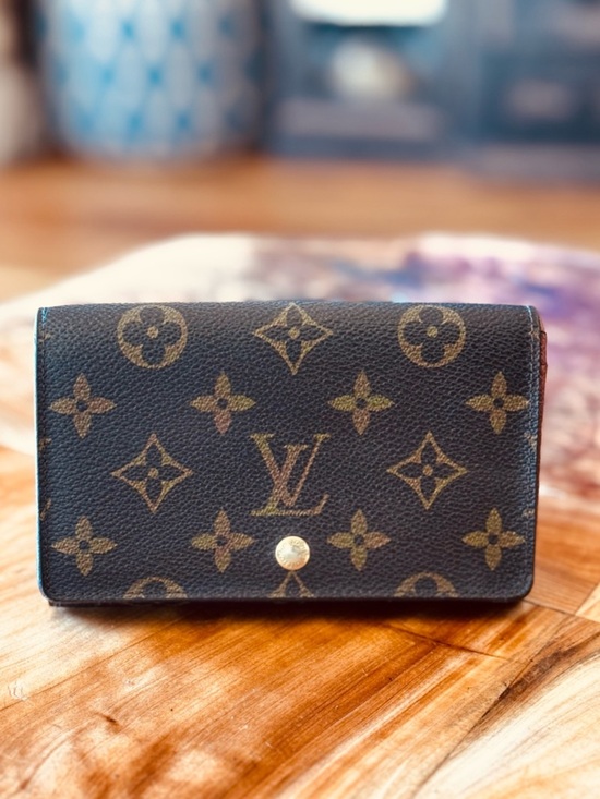 Louis Vuitton Handbags - - Louis Vuitton Monogram Porte
Monnaie Billets Tresor Bifold
Wallet vintage